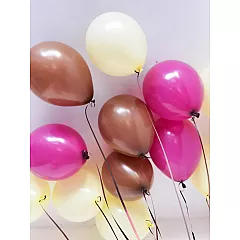 12 латексных шаров с гелием под потолок на длинных лентах